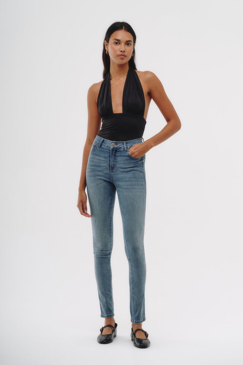 Estos jeans son justo lo que estaba buscando, se ajustan muy bien y se sienten cómodos. No le puse atención a su guía de tallas, por lo que pedi un cambio de talla. Pero fuera de eso, son de muy buena calidad. Recomendaría revisar bien la guía de tallas.