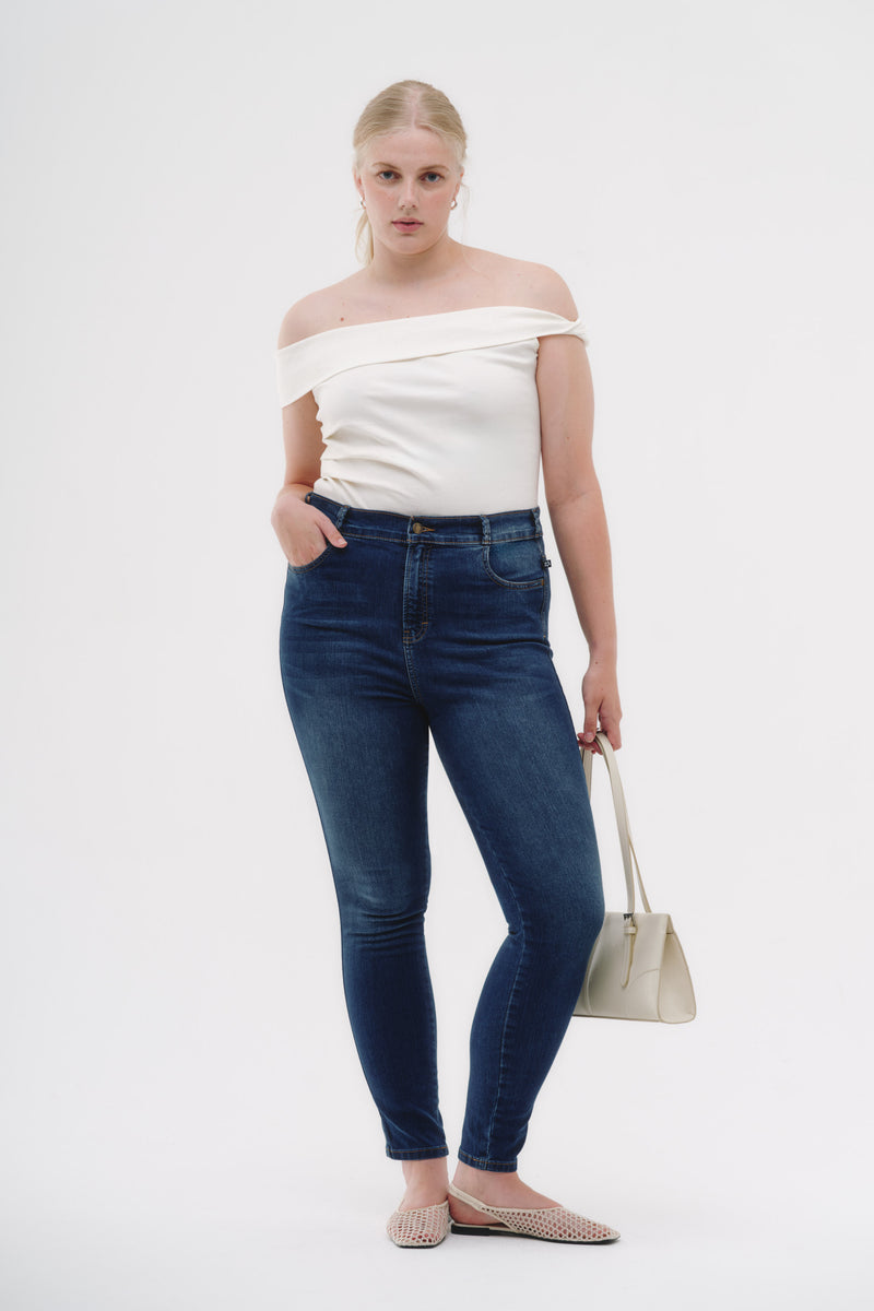 ¡Les doy 10 de 10! Había tenido problemas en buscar un jeans skinny. He comprado otras marcas, algunos no me subían y otros me quedaban un poquito flojos de la cintura.Su fit es el que mejor lo hace ¡Me encantaron!